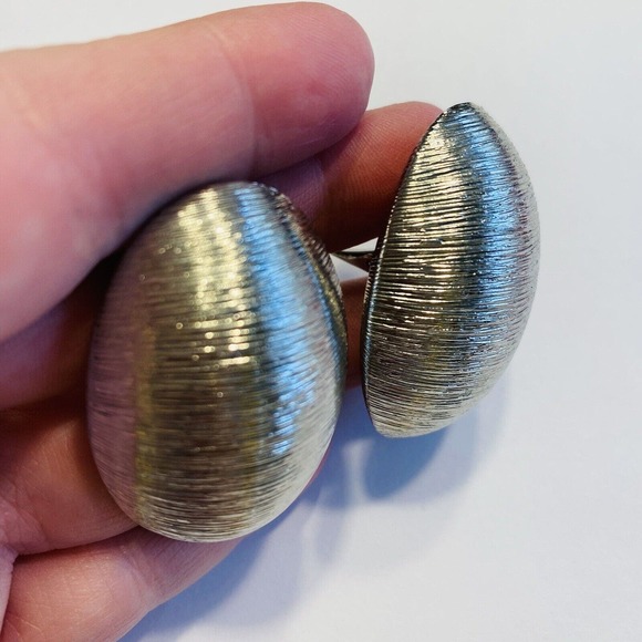 Vintage Clip On Earrings Chunky Silvertone Textured Domed Ovals Runway Jewelry - Picture 3 of 7